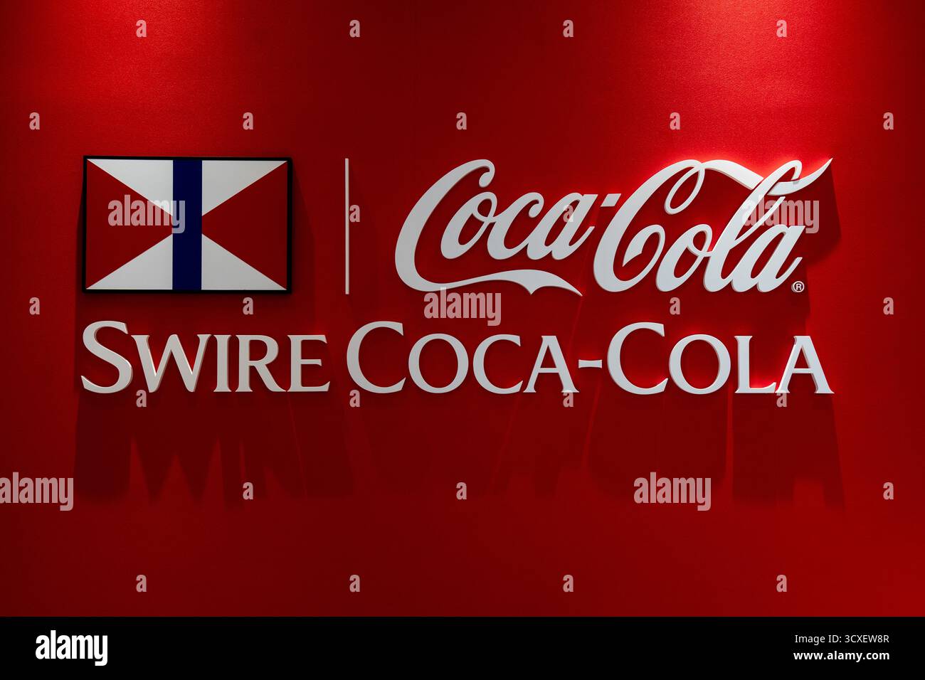 Das Logo von Swire Coca-Cola in der Swire Coca-Cola Abfüllanlage am 14. Oktober 2025 in Hongkong. (Foto von Vernon Yuen/Nexpher Images) Stockfoto