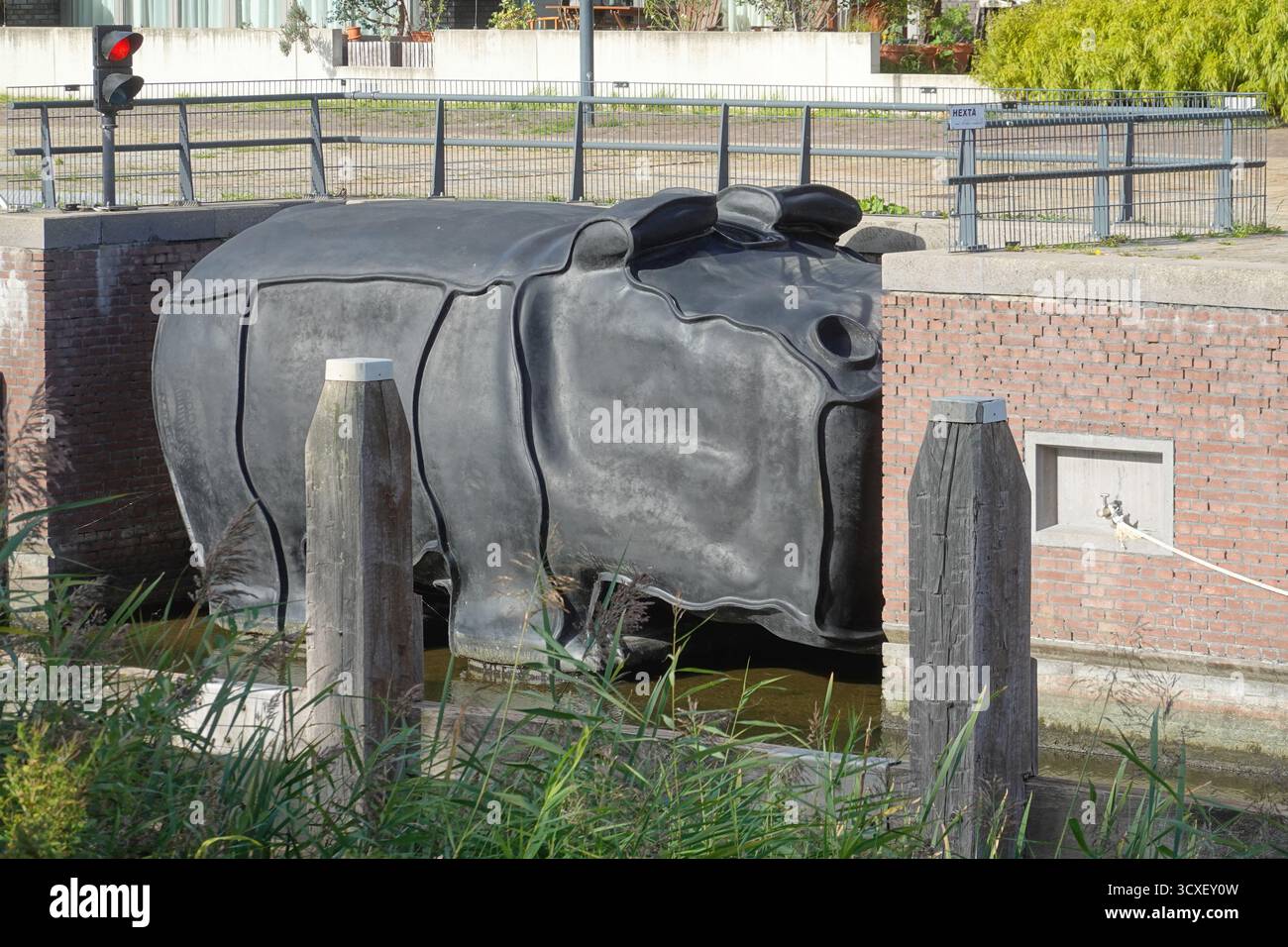 Amsterdam, Stadtentwicklungsgebiet Ijburg, Nijlpaardsluis, Kunstwerk von Tom Claassen // Amsterdam, Entwicklungsgebiet Ijburg, Nijlpaardsluis, Kunstwerk b Stockfoto Amsterdam, Stadtentwicklungsgebiet Ijburg, Nijlpaardsluis, Kunstwerk von Tom Claassen // Amsterdam, Entwicklungsgebiet Ijburg, Nijlpaardsluis, Kunstwerk b Stockfoto