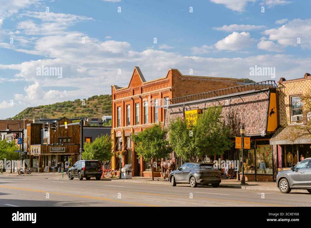 Steamboat Springs, CO, USA-2. September 2025: Bezaubernde westliche Hauptstraße in der Stadt mit Bergen und Skipisten im Hintergrund im Sommer. Stockfoto