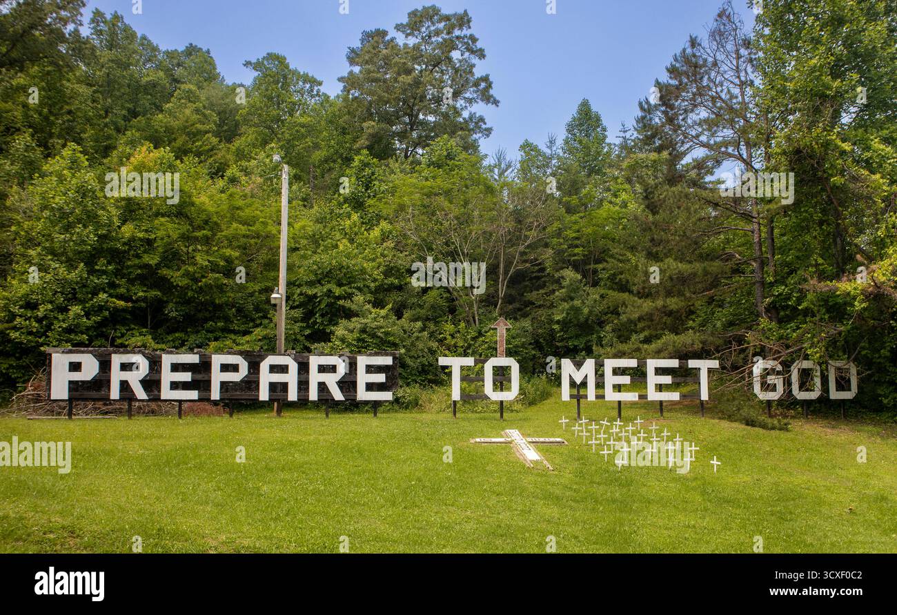 Das Straßenschild „Preparate to meet God“ ist ein Überbleibsel des Evangelisten Henry Harrison Mayes, der einst über Amerikas Autobahnen verstreut war. Stockfoto