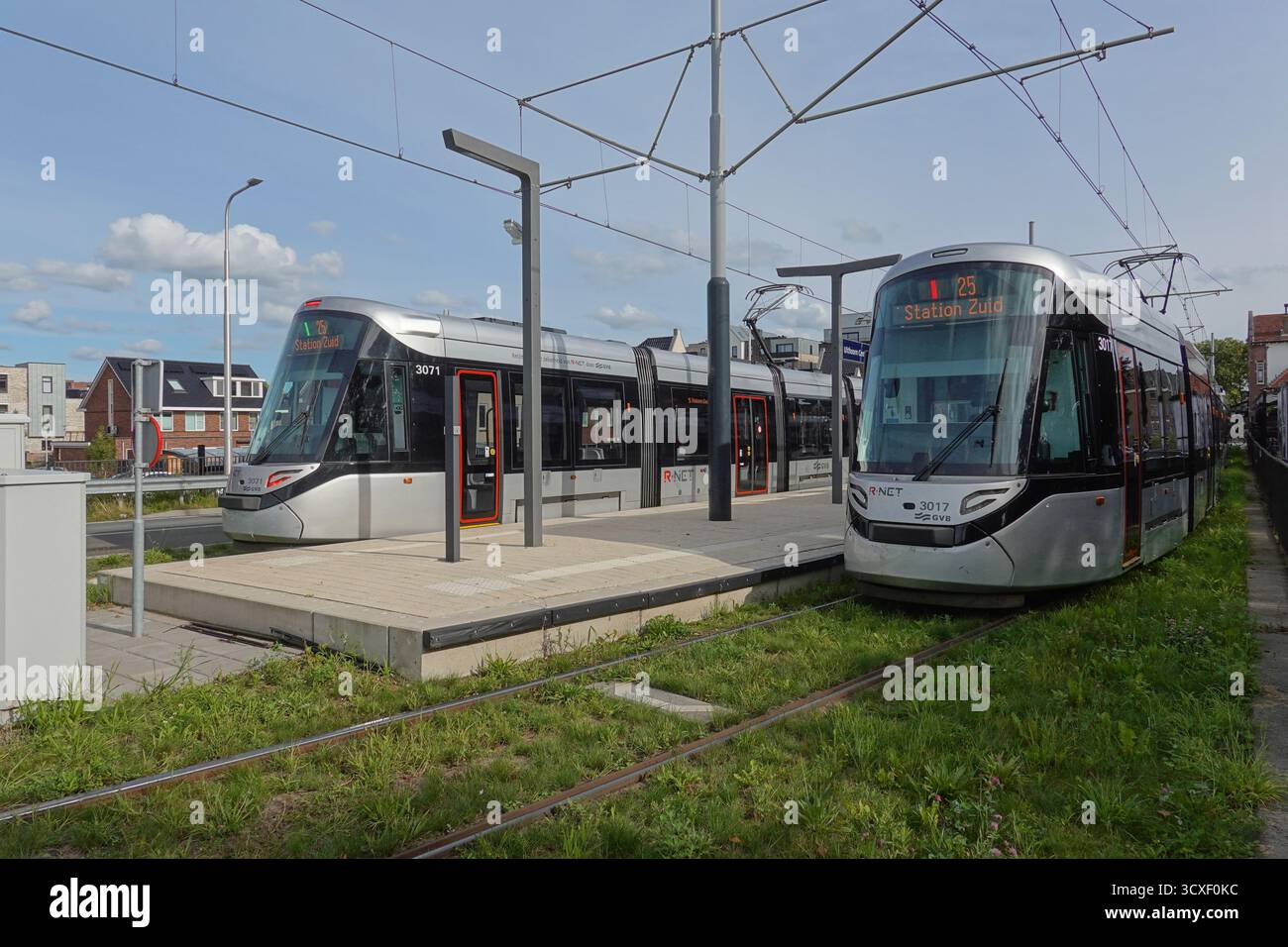 Amsterdam, Schnellstraßenbahnlinie 25, Uithoorn Centrum, CAF Urbos // Amsterdam, Express Tramway Linie 25, Uithoorn Centrum, CAF Urbos Stockfoto Amsterdam, Schnellstraßenbahnlinie 25, Uithoorn Centrum, CAF Urbos // Amsterdam, Express Tramway Linie 25, Uithoorn Centrum, CAF Urbos Stockfoto