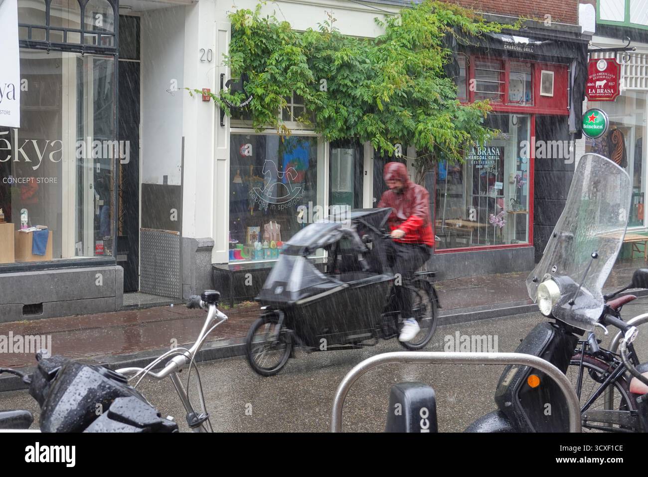 Amsterdam, Radfahrer im Regen // Amsterdam, Fahrradfahrer im RAIM Stockfoto Amsterdam, Radfahrer im Regen // Amsterdam, Fahrradfahrer im RAIM Stockfoto