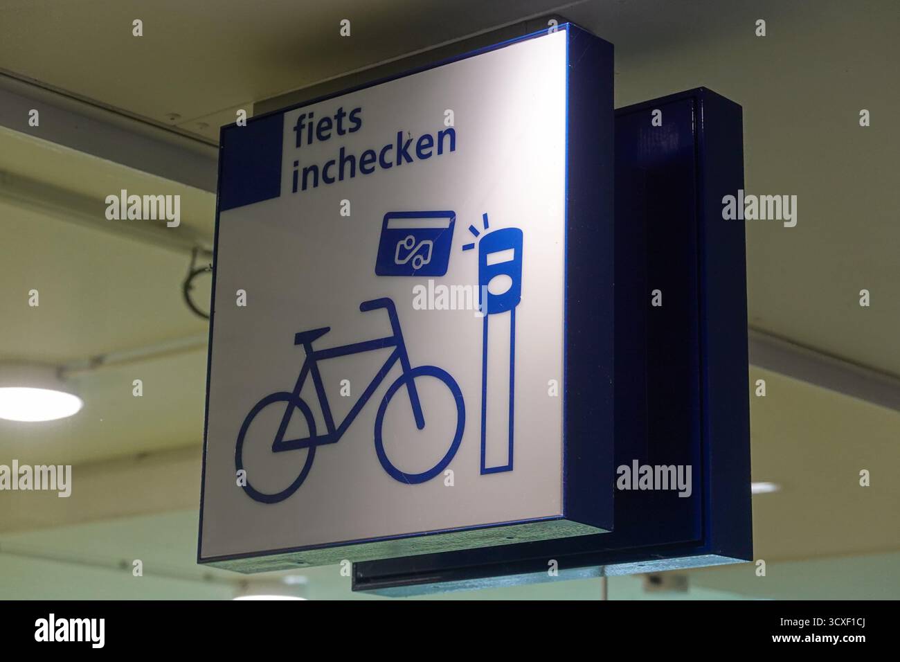Amsterdam Zuid, Fahrradgarage // Amsterdam Zuid, Fahrradparkplatz Stockfoto Amsterdam Zuid, Fahrradgarage // Amsterdam Zuid, Fahrradparkplatz Stockfoto