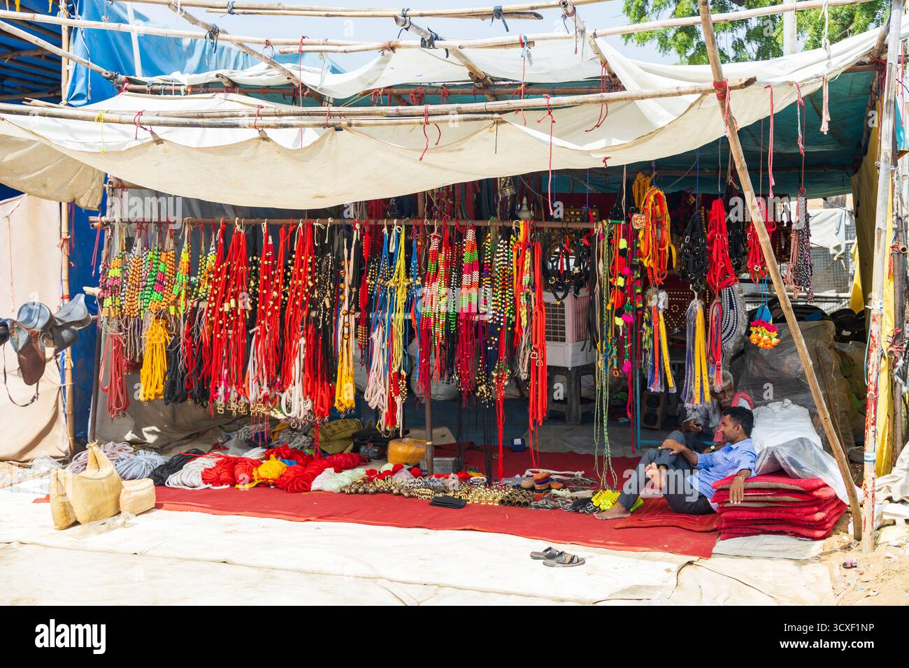 Dekorative Gegenstände für Kamele auf dem Basar, Markt von Pushkar, Rajasthan, Indien, Asien Stockfoto