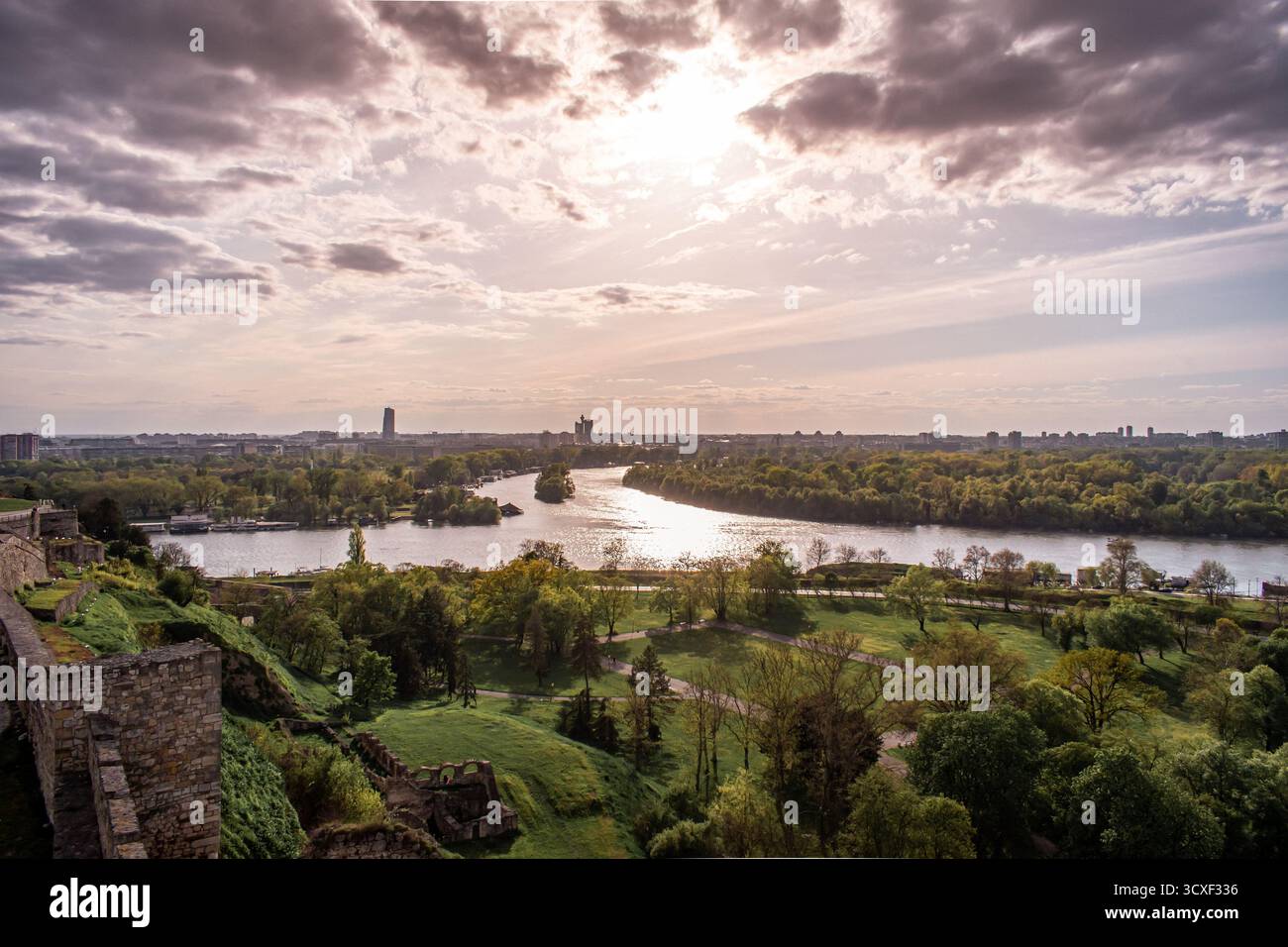 Belgrad, Serbien. Blick auf die Donau und Wohngebäude mit roten Ziegeldächern. Stockfoto