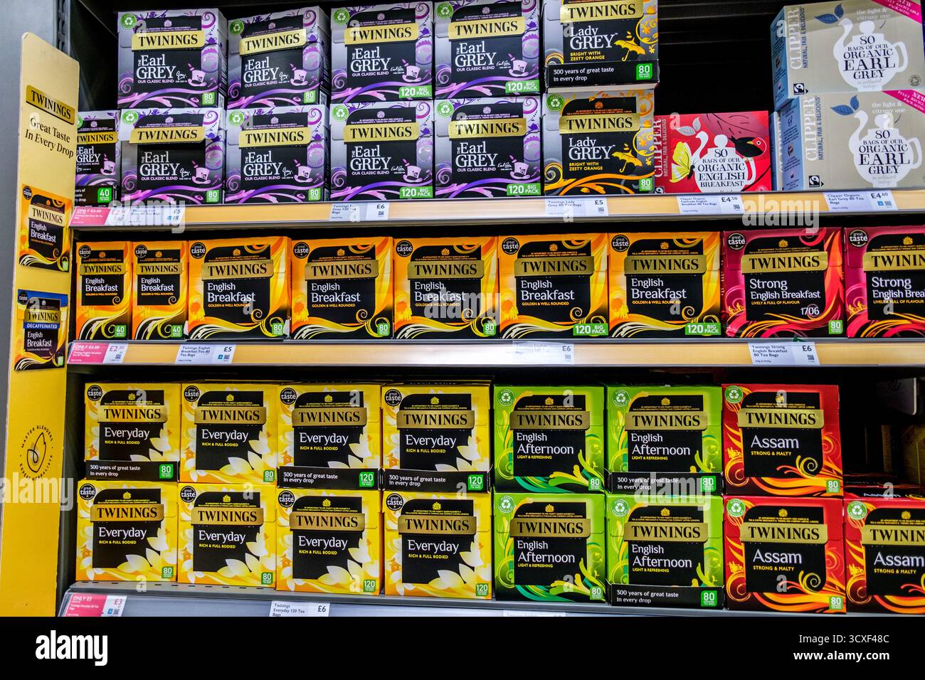 London UK, 14. Oktober 2025, Auswahl an traditionellen Twinings Teebeuteln Stockfoto
