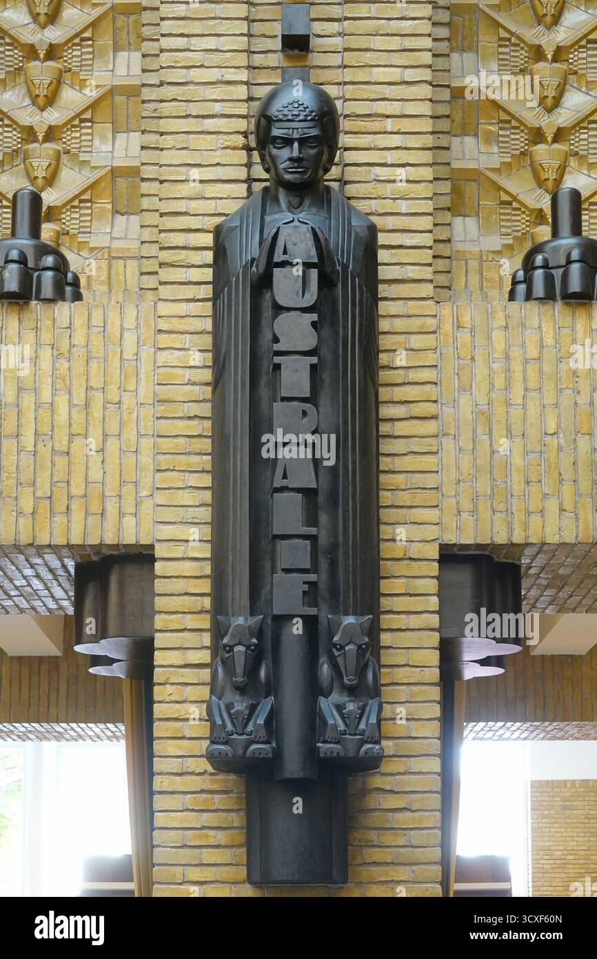 Utrecht, Zentralbibliothek Neude, Zecc Architecten+Rijnboutt 2020, Symbolfigur Australien // Utrecht, Utrecht Zentralbibliothek & Postamt Neude, Zec Stockfoto Utrecht, Zentralbibliothek Neude, Zecc Architecten+Rijnboutt 2020, Symbolfigur Australien // Utrecht, Utrecht Zentralbibliothek & Postamt Neude, Zec Stockfoto