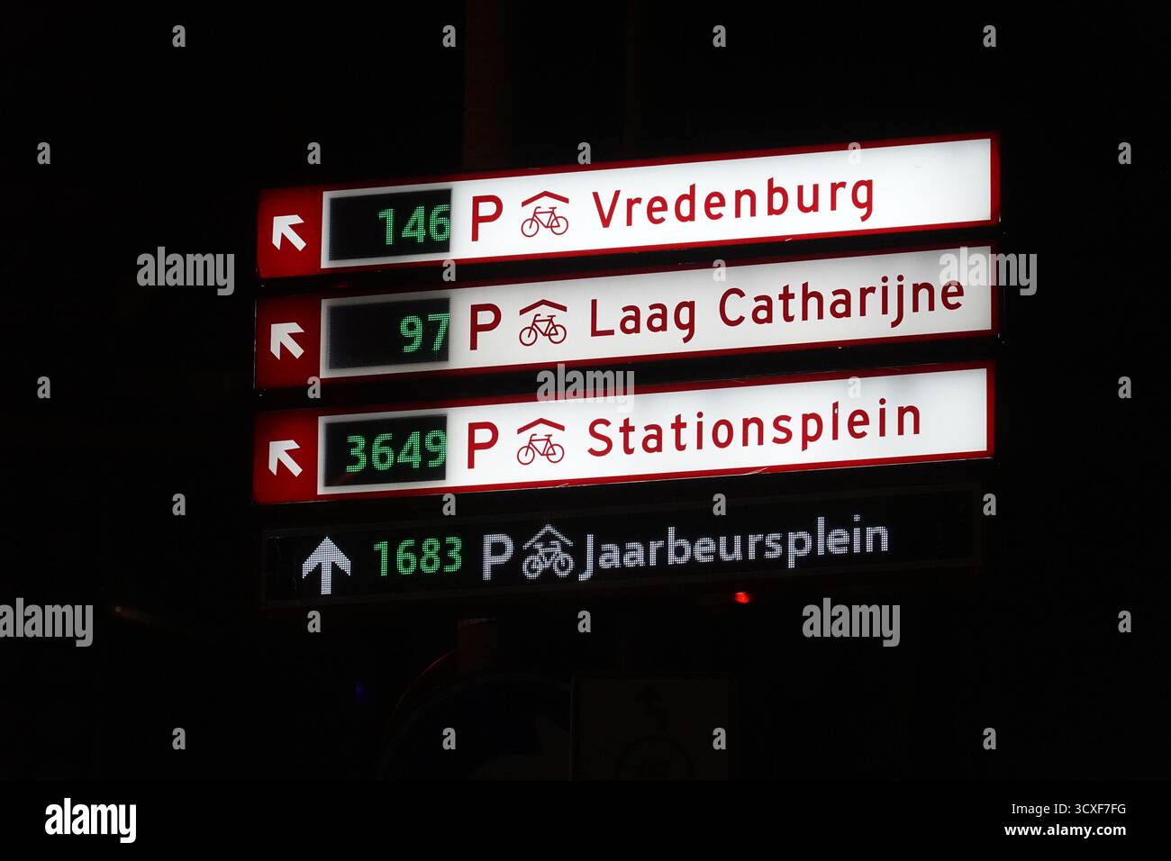 Utrecht, Parkleitsystem für Fahrräder // Utrecht, Fahrradparksystem Stockfoto Utrecht, Parkleitsystem für Fahrräder // Utrecht, Fahrradparksystem Stockfoto