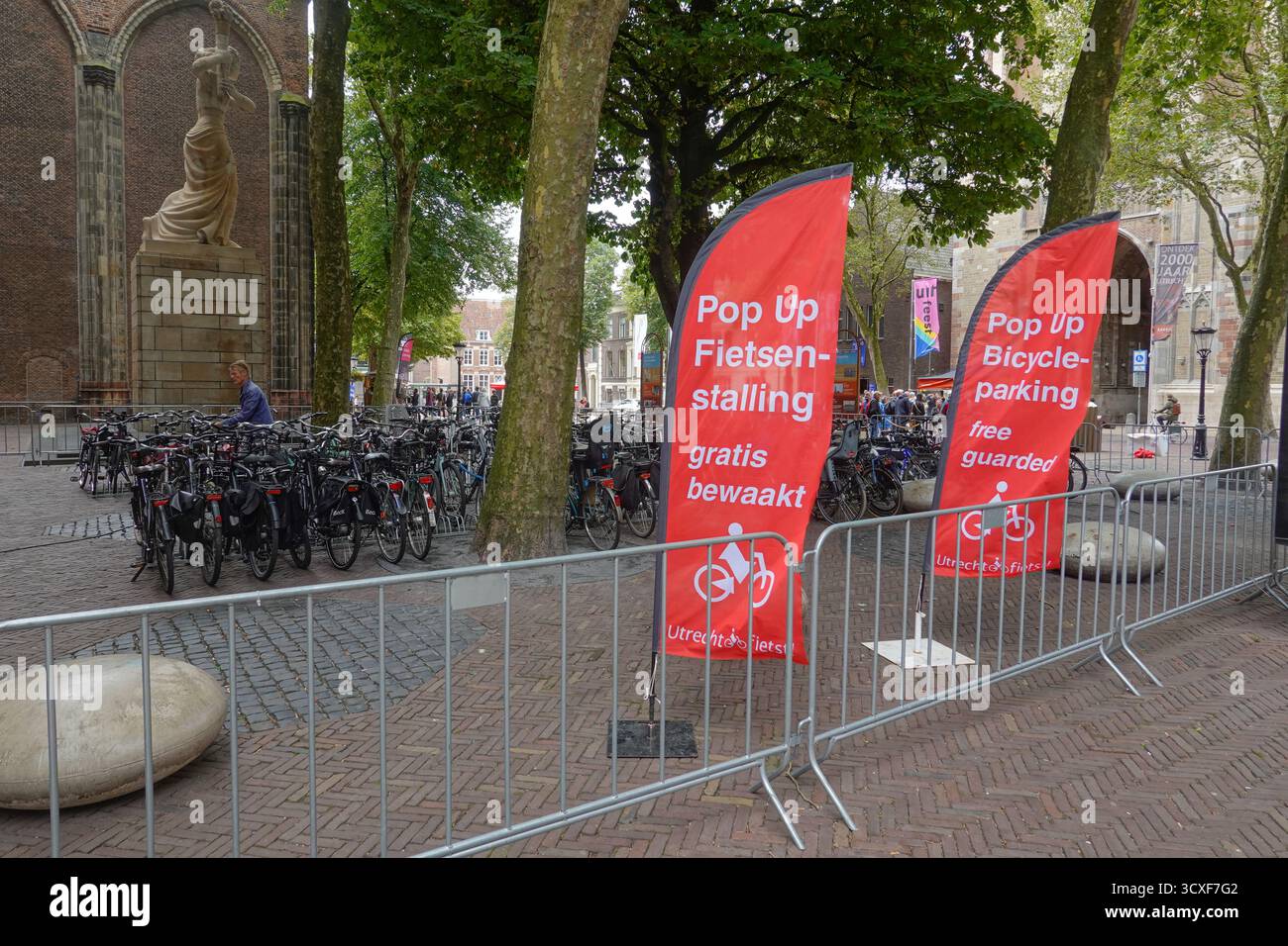 Pop-Up-Fahrradparkplatz // Provisorischer Fahrradparkplatz Stockfoto Pop-Up-Fahrradparkplatz // Provisorischer Fahrradparkplatz Stockfoto