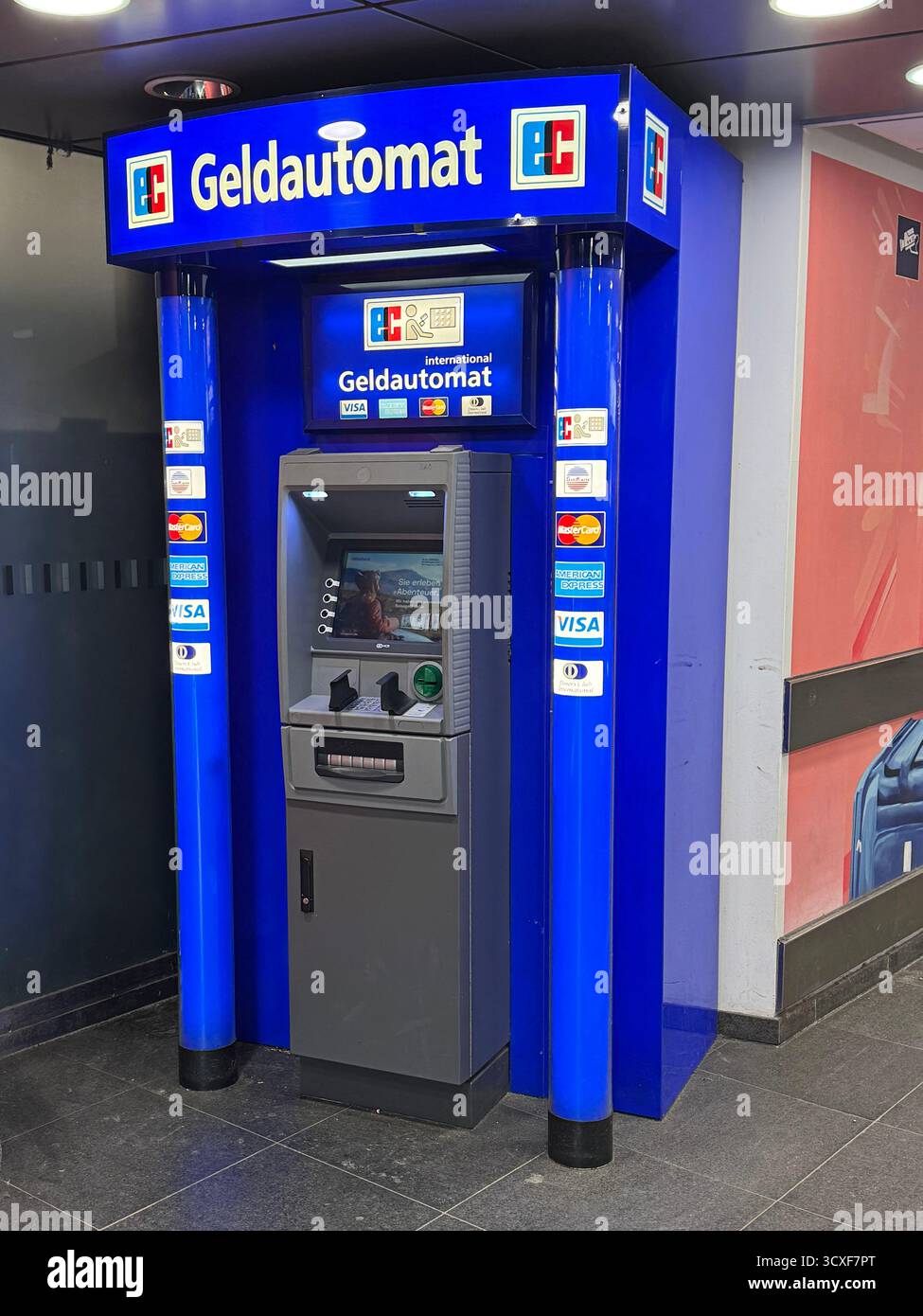 Berlin, Deutschland - 20. Februar 2025: Geldautomat in Deutschland. Stockfoto