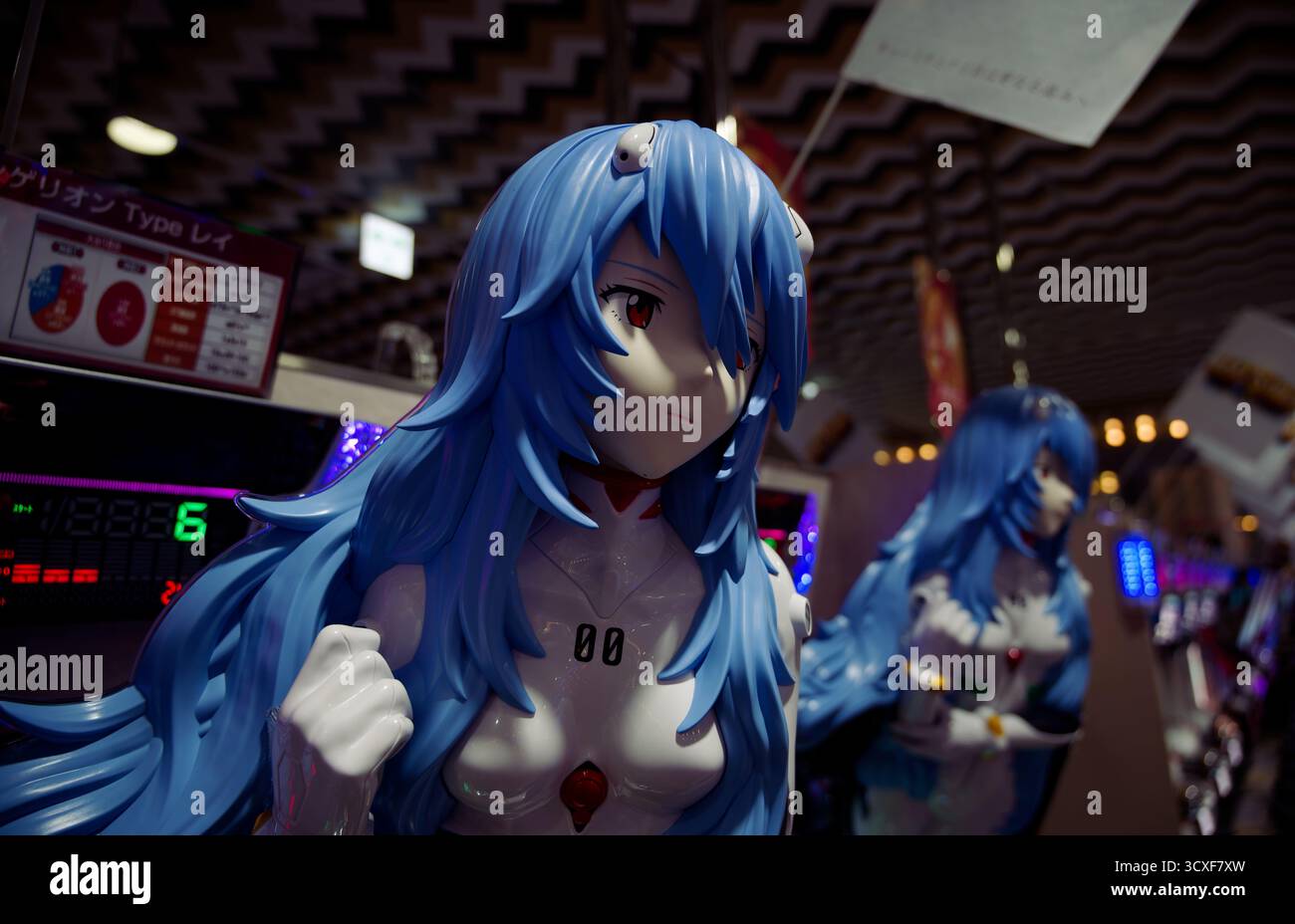 Figuren von Rei Ayanami aus Neon Genesis Evangelion stehen in einer Pachinko-Arkade in Osaka Stockfoto