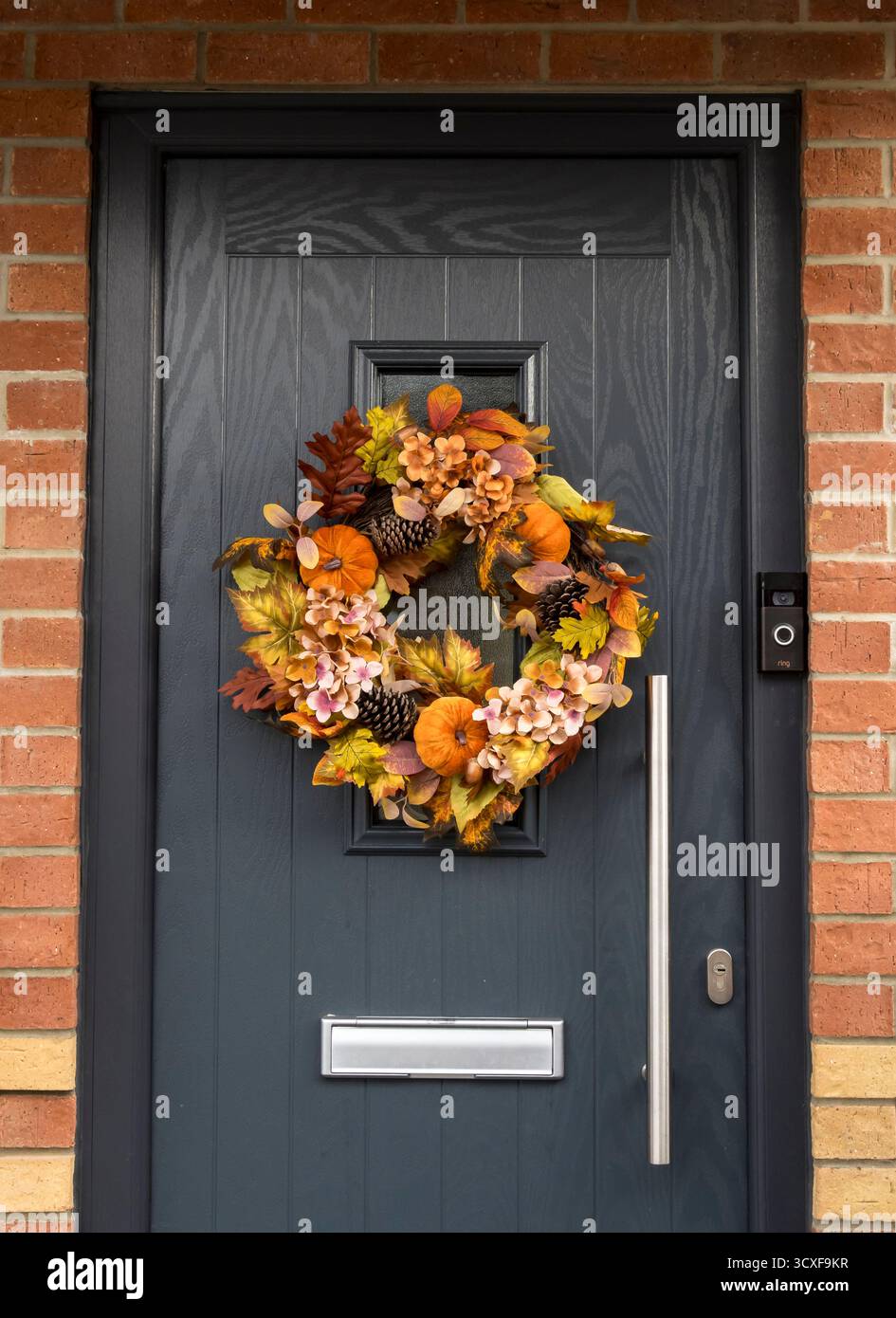 Halloween-Kranz an schwarzer Tür Stockfoto