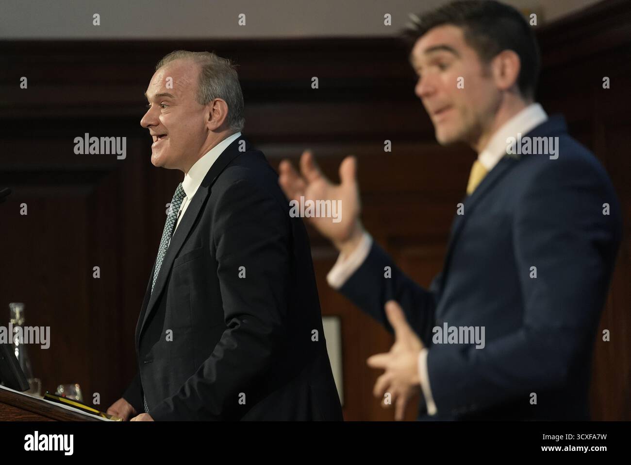 Der Vorsitzende der Liberal Democrat Party, Sir Ed Davey (links), hält eine Rede auf der Energy UK Annual Conference in Westminster im Zentrum von London. Bilddatum: Dienstag, 14. Oktober 2025. Stockfoto
