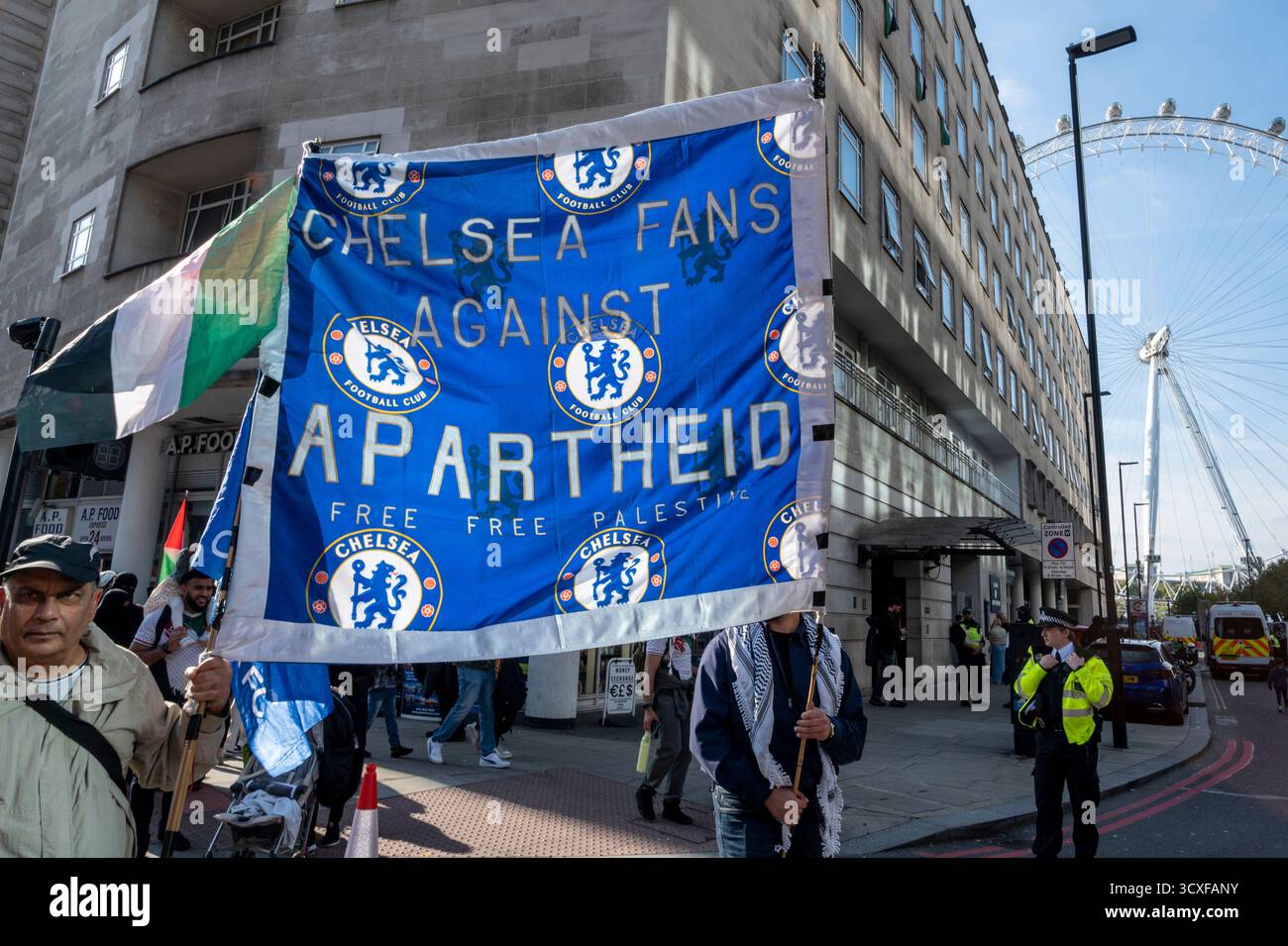 Nationale Demonstration für Palästina, London. Großes blaues Banner der Fußballmannschaft Chelsea mit „Chelsea-Fans gegen Apartheid, freies Palästina“. Stockfoto