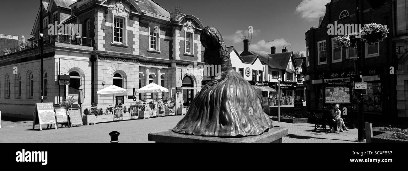 Statue von Mary Anne Evans, deren Dichter George Eliot hieß, Newdegate Square, Nuneaton Town, Warwickshire, England. Stockfoto