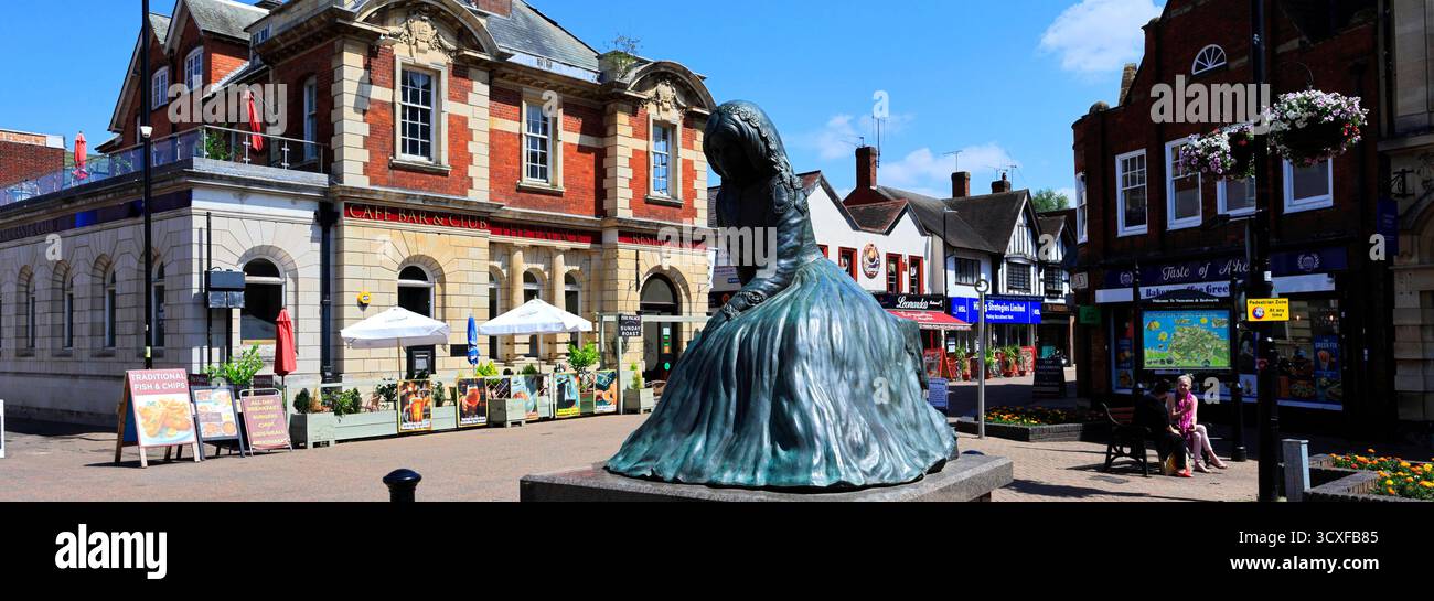 Statue von Mary Anne Evans, deren Dichter George Eliot hieß, Newdegate Square, Nuneaton Town, Warwickshire, England. Stockfoto
