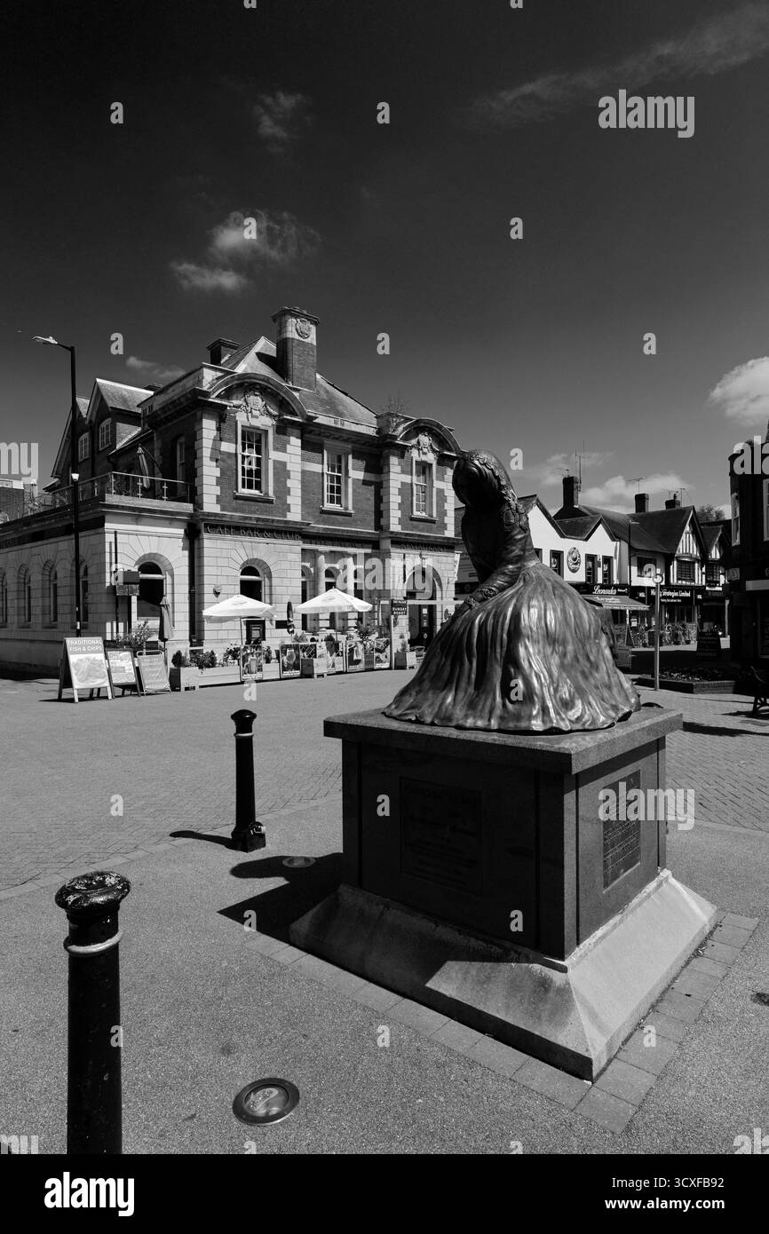 Statue von Mary Anne Evans, deren Dichter George Eliot hieß, Newdegate Square, Nuneaton Town, Warwickshire, England. Stockfoto
