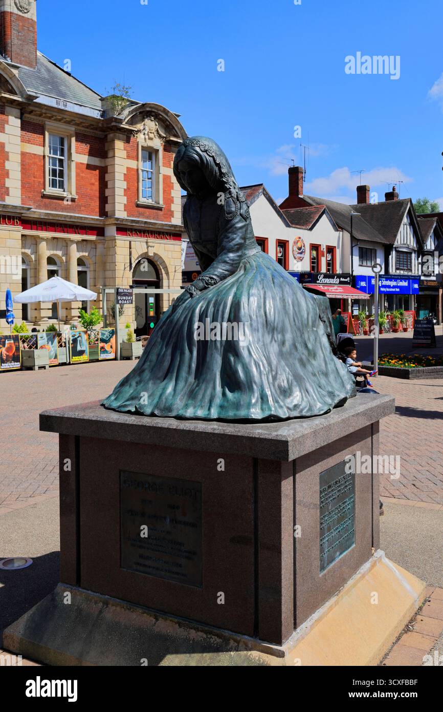 Statue von Mary Anne Evans, deren Dichter George Eliot hieß, Newdegate Square, Nuneaton Town, Warwickshire, England. Stockfoto