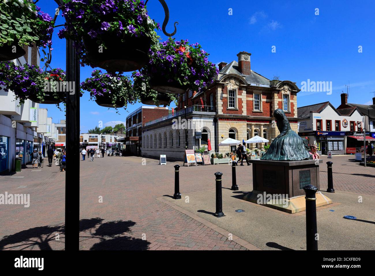 Statue von Mary Anne Evans, deren Dichter George Eliot hieß, Newdegate Square, Nuneaton Town, Warwickshire, England. Stockfoto