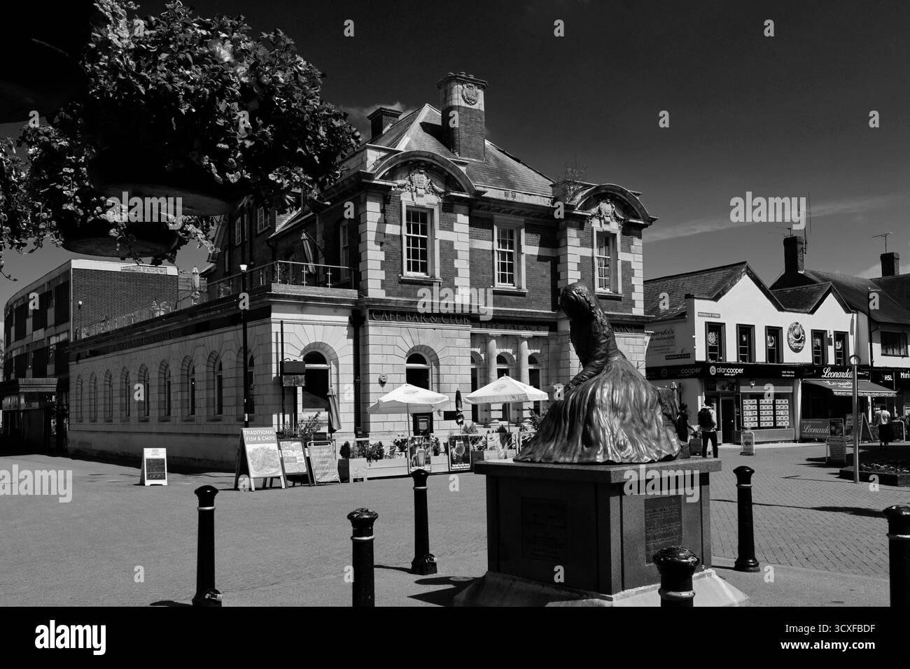 Statue von Mary Anne Evans, deren Dichter George Eliot hieß, Newdegate Square, Nuneaton Town, Warwickshire, England. Stockfoto