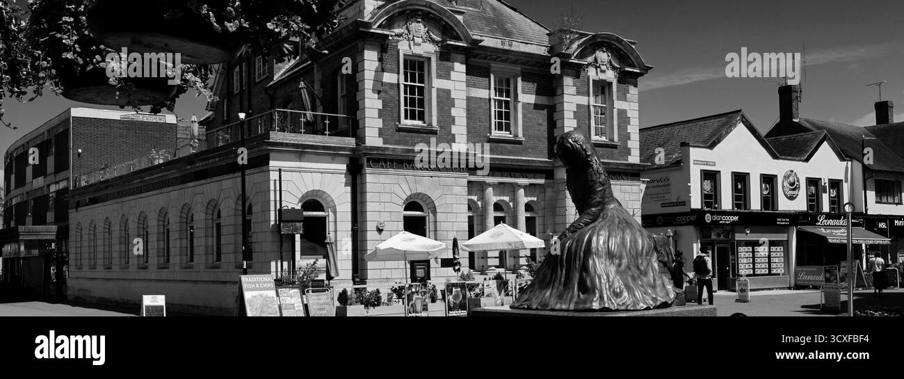 Statue von Mary Anne Evans, deren Dichter George Eliot hieß, Newdegate Square, Nuneaton Town, Warwickshire, England. Stockfoto