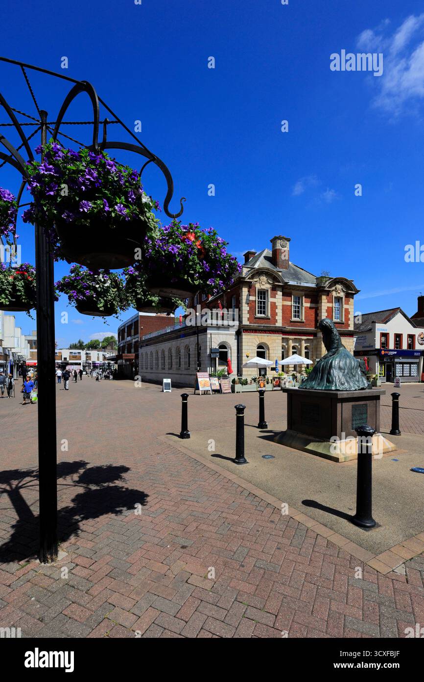 Statue von Mary Anne Evans, deren Dichter George Eliot hieß, Newdegate Square, Nuneaton Town, Warwickshire, England. Stockfoto