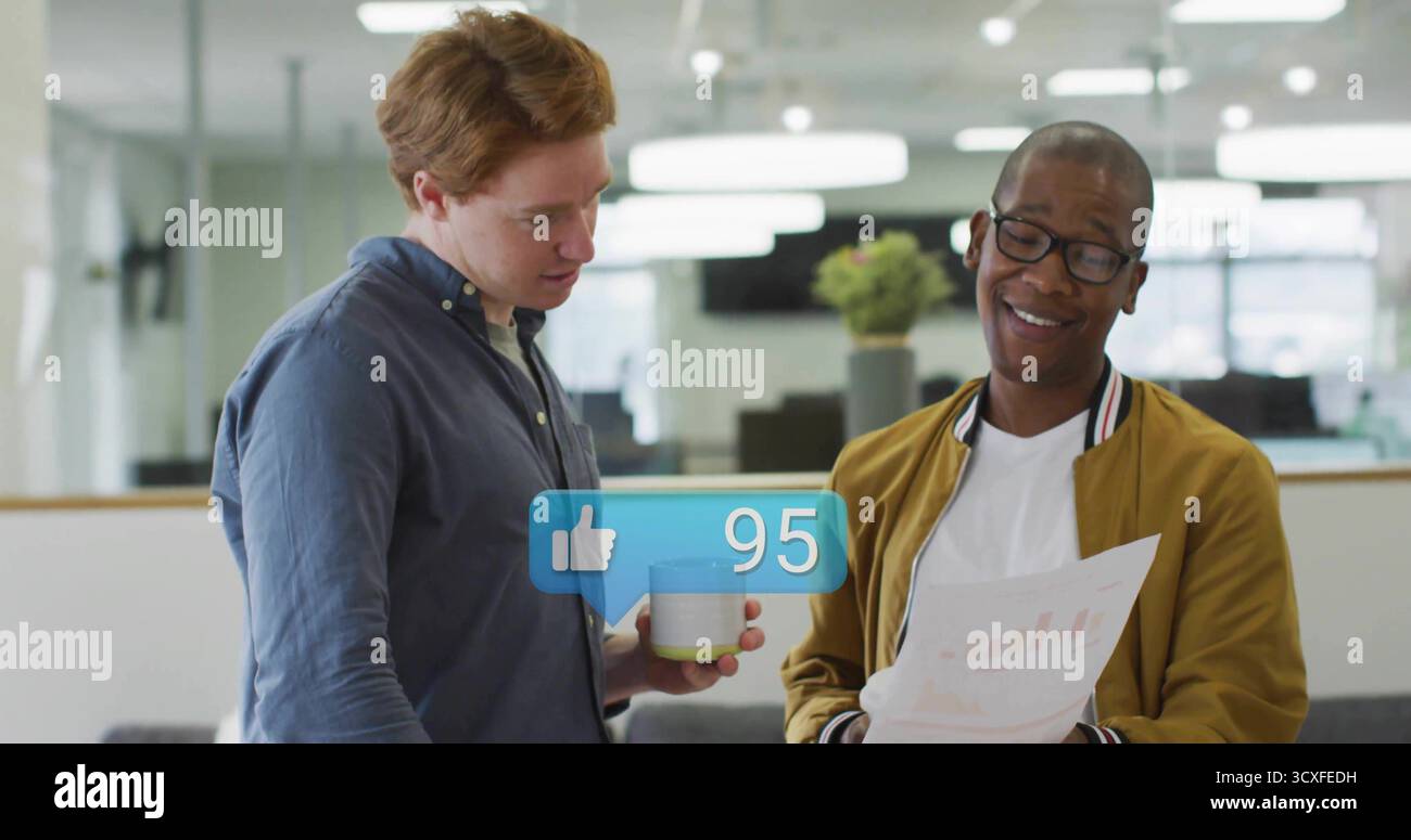 Ich besprich gedruckte Karten, Kollegen halten Kaffeetasse in der Bürolounge mit Lichtern, Sofas, Pflanzen Stockfoto