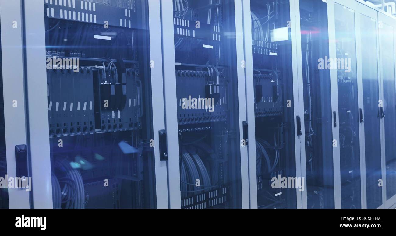 Leuchtende Server-Rack-Reihe mit Netzwerk-Switches, Kabeln im Rechenzentrum und LED-Statusleuchten Stockfoto