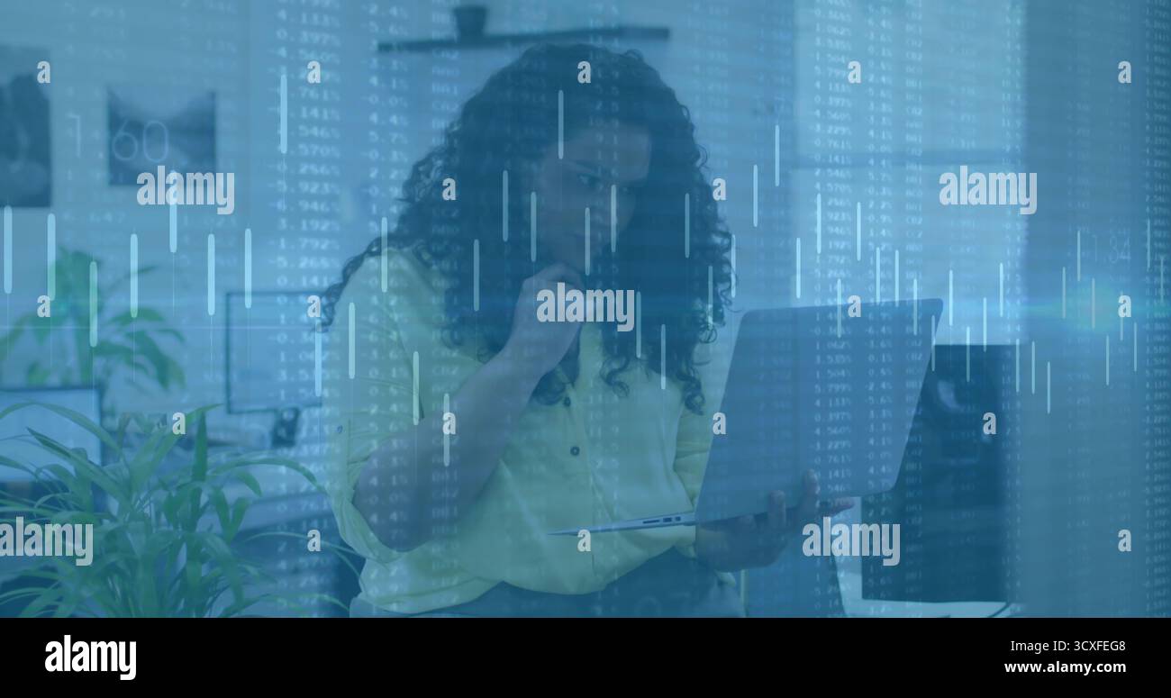 Denkender Bürofachmann, der ein Notebook in einem modernen Büro hält, mit Datendiagrammen und Anlagen Stockfoto