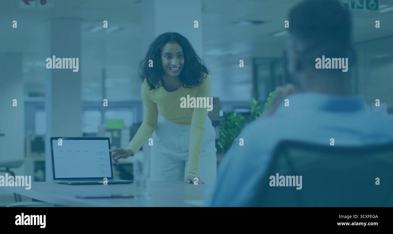 Ein angelegter Kollege präsentiert Daten auf einem Laptop am Konferenztisch im Büro, mit Wasserglas, Anlage Stockfoto