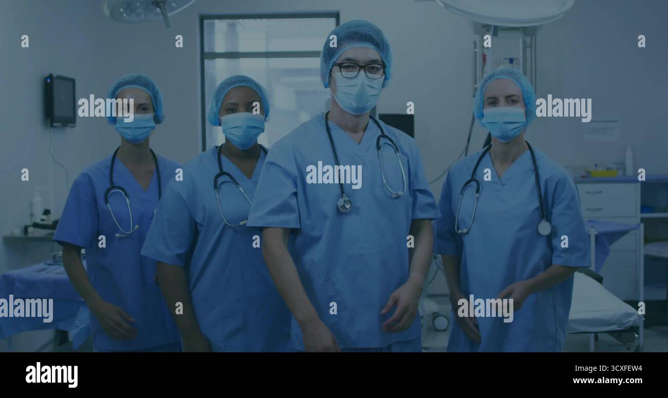 Stationäres Operationsteam, das sich im Operationssaal auf die Operation vorbereitet, mit Stethoskopen, Deckenleuchten Stockfoto