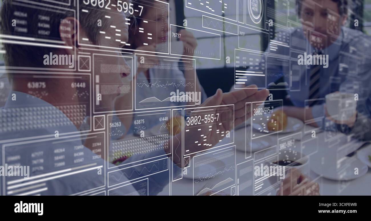 Mitarbeiter, die sich in einem Konferenzraum des Unternehmens mit frei beweglichen digitalen Panels zusammensetzen Stockfoto