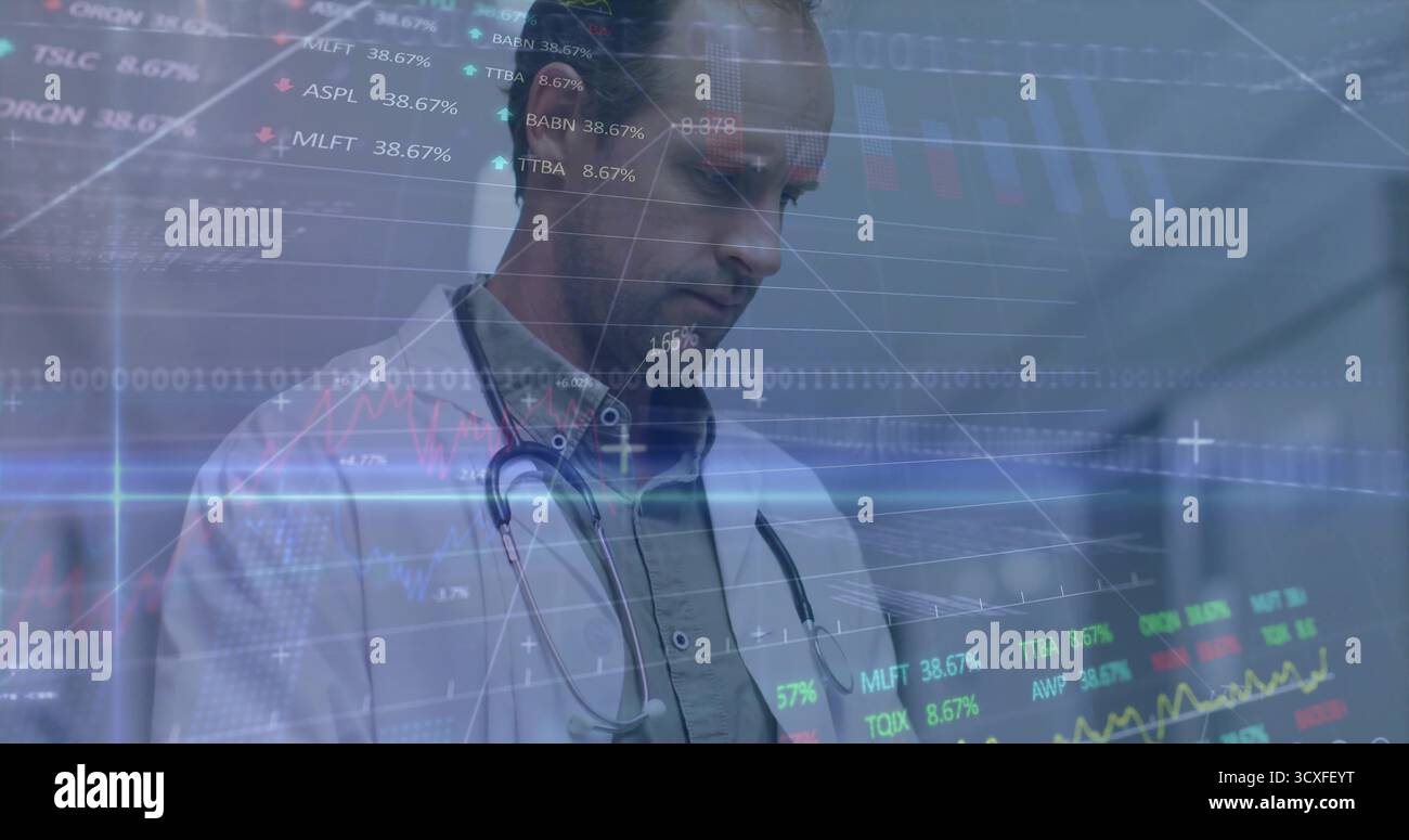 Arzt trägt Laborkittel und Stethoskop, der Stock-Ticker auf Hologramm im Krankenhauskorridor ansieht Stockfoto