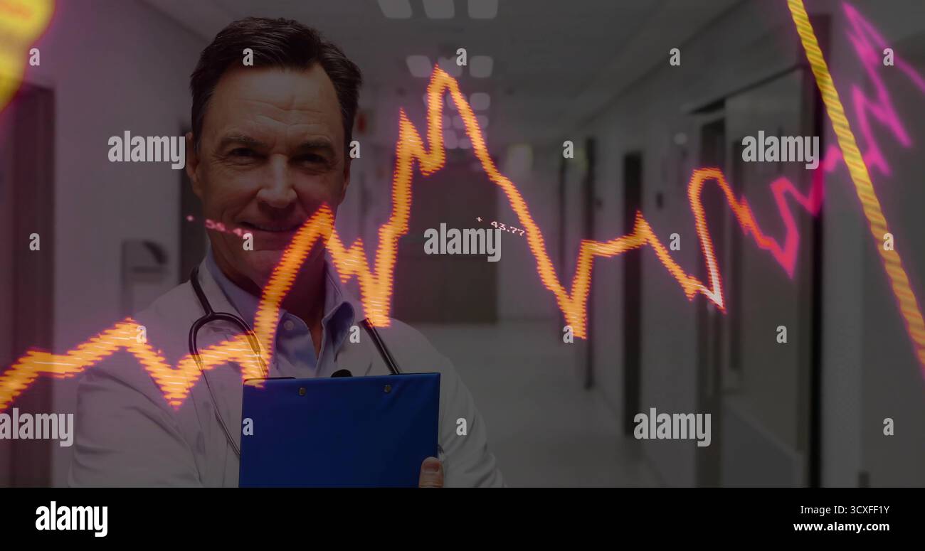 Stehender Arzt hält Klemmbrett und Stethoskop im Krankenhaus, mit Datendiagramm-Overlay, Kopierraum Stockfoto