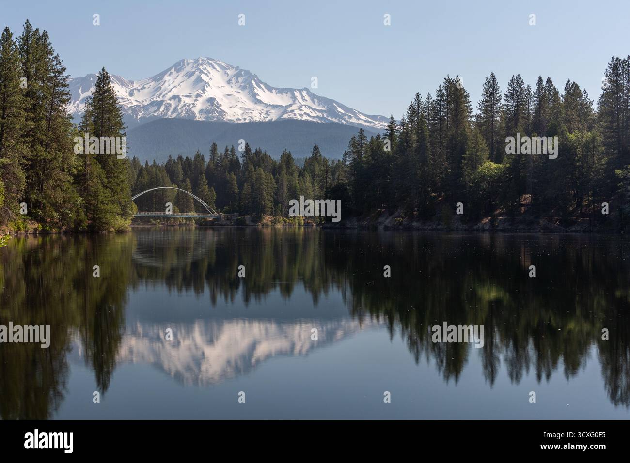 Mount Shasta Reflexion mit einer Bogenbrücke im Vordergrund Stockfoto