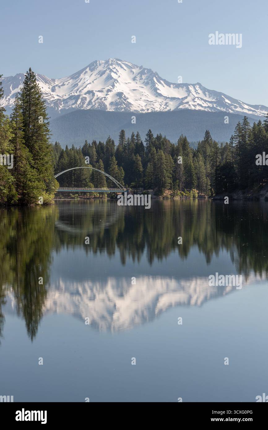 Mount Shasta Reflexion mit einer Bogenbrücke im Vordergrund Stockfoto