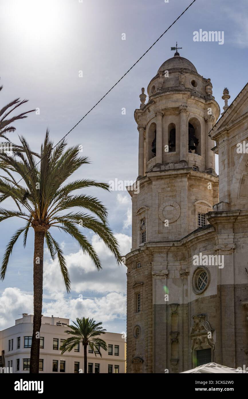 Eine historische Altstadt voller Geschichte und Leben. Ein wunderschöner Blick auf die Kathedrale vom Wasser in Cadiz, Andalusien, Spanien Stockfoto