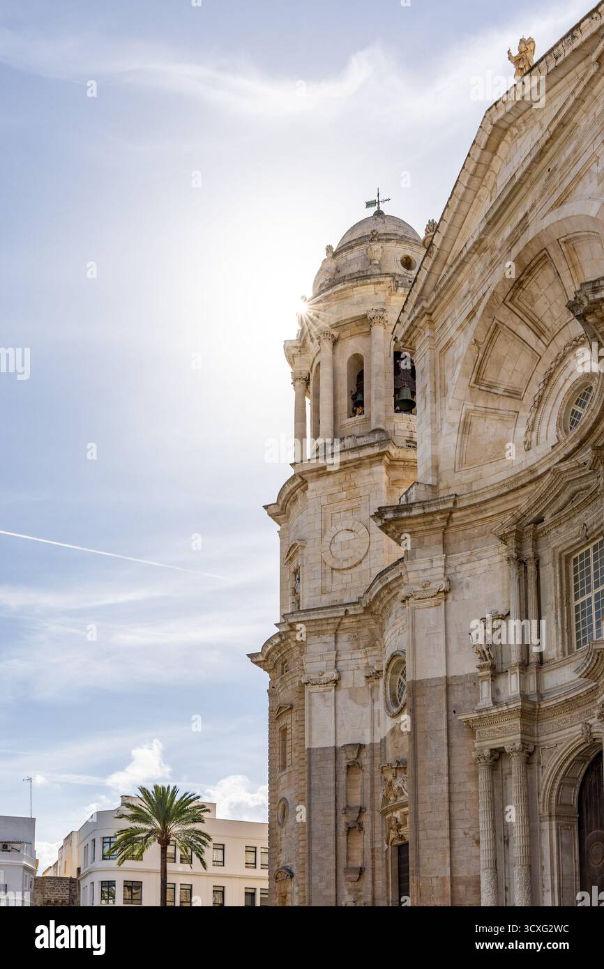 Eine historische Altstadt voller Geschichte und Leben. Ein wunderschöner Blick auf die Kathedrale vom Wasser in Cadiz, Andalusien, Spanien Stockfoto