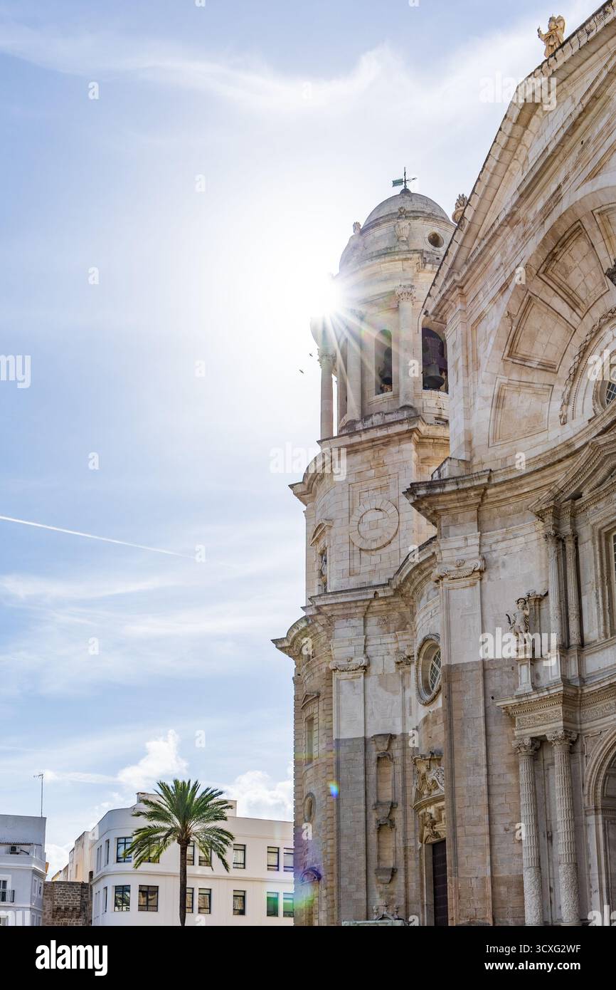 Eine historische Altstadt voller Geschichte und Leben. Ein wunderschöner Blick auf die Kathedrale vom Wasser in Cadiz, Andalusien, Spanien Stockfoto