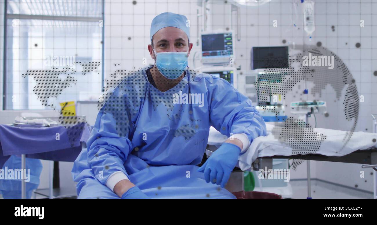 Sitzender Chirurg mit Schrubben am Tischrand im OP mit Vitalmonitor, Kartenüberlagerung Stockfoto