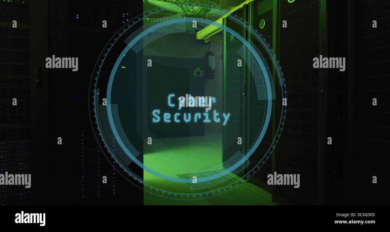 Anzeige der Cyber Security-Schnittstelle im Korridor des Rechenzentrums unter grüner Beleuchtung mit Server-Racks Stockfoto