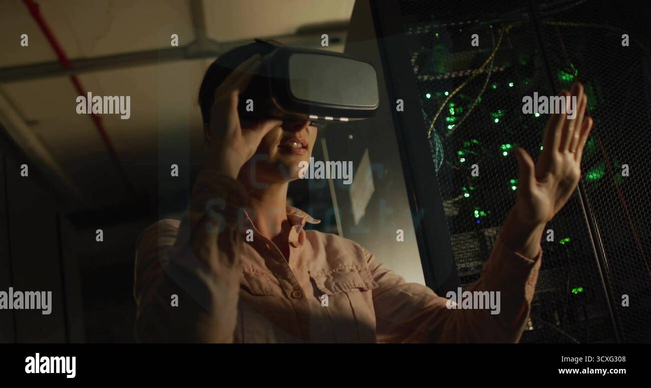 Interagierende IT-Techniker tragen Hemd mit VR-Headset im Korridor des Rechenzentrums, mit blinkenden Rack-LEDs Stockfoto