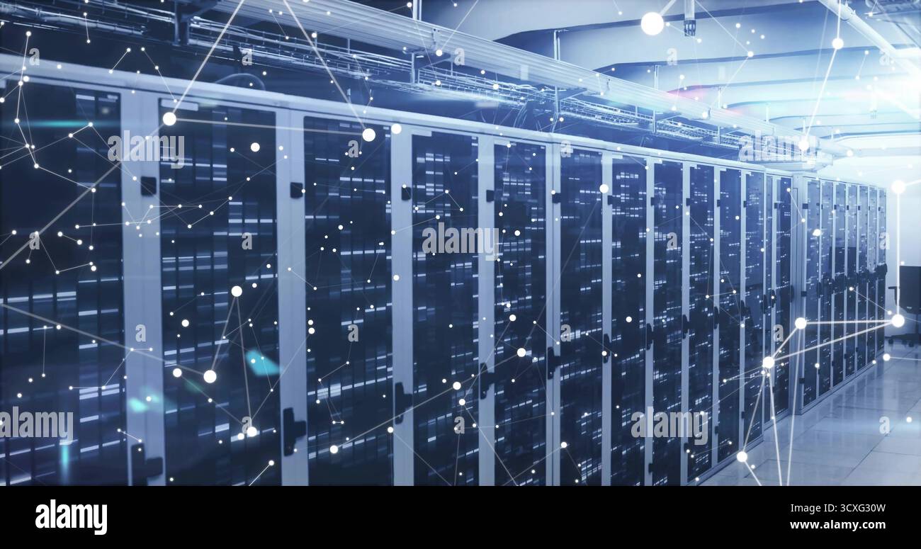 Beleuchtung von Server-Racks entlang der Gänge des Rechenzentrums mit Netzwerk-Switches und digitaler Knotenüberlagerung Stockfoto