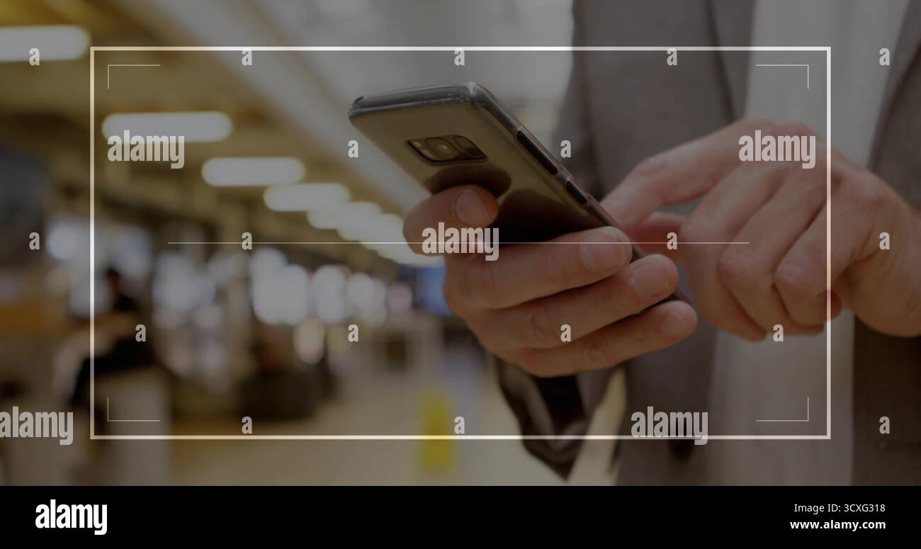 Smartphone-Mann in Anzug Jacke, scrollen durch das Gerät in öffentlichen Terminals, Deckenleuchten Stockfoto