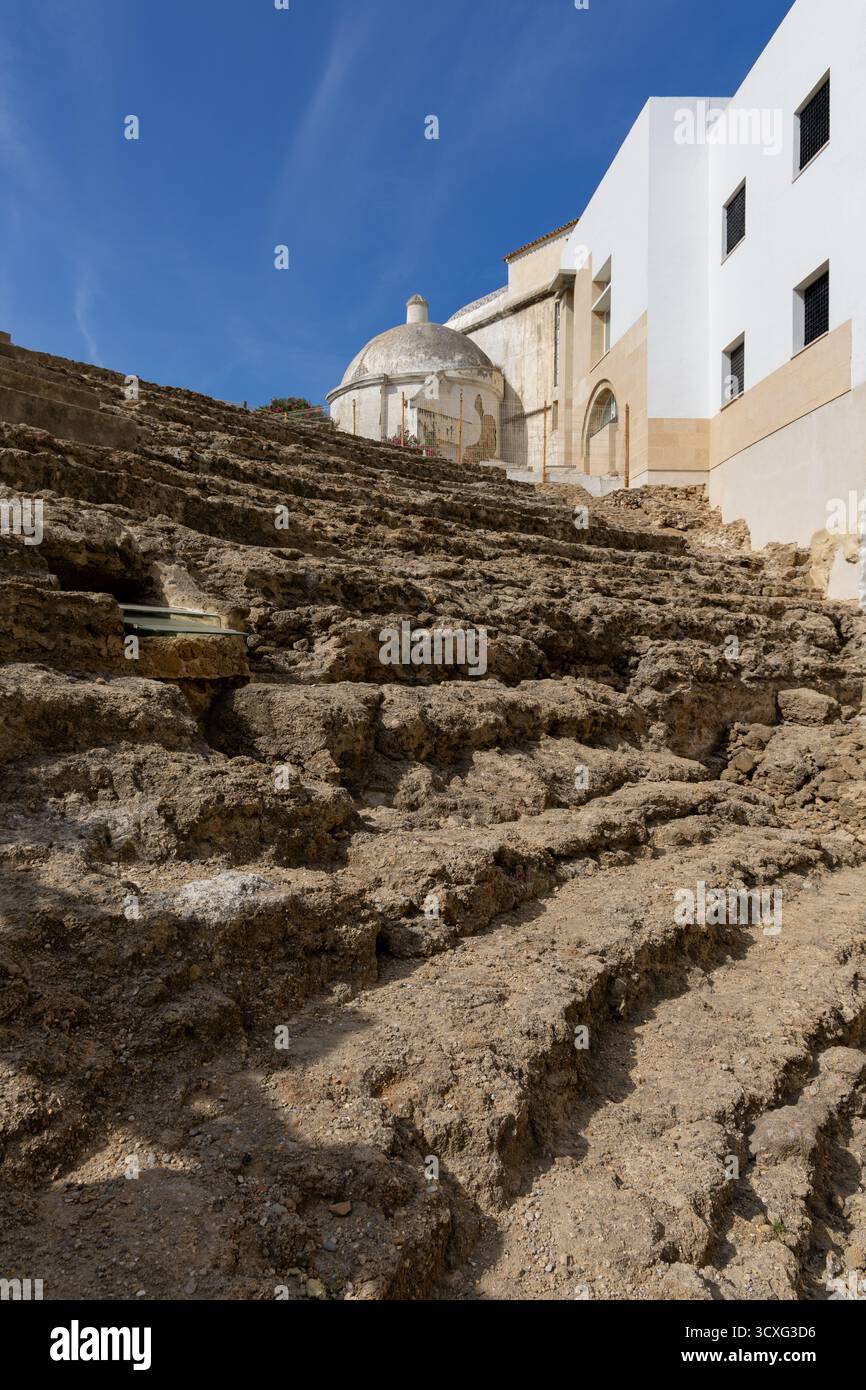 Ein altes historisches Theater inmitten einer Stadt, umgeben von Häusern. Dieses Wahrzeichen wurde tagsüber fotografiert. Teatro Romano de Cdiz, Andalusien Stockfoto