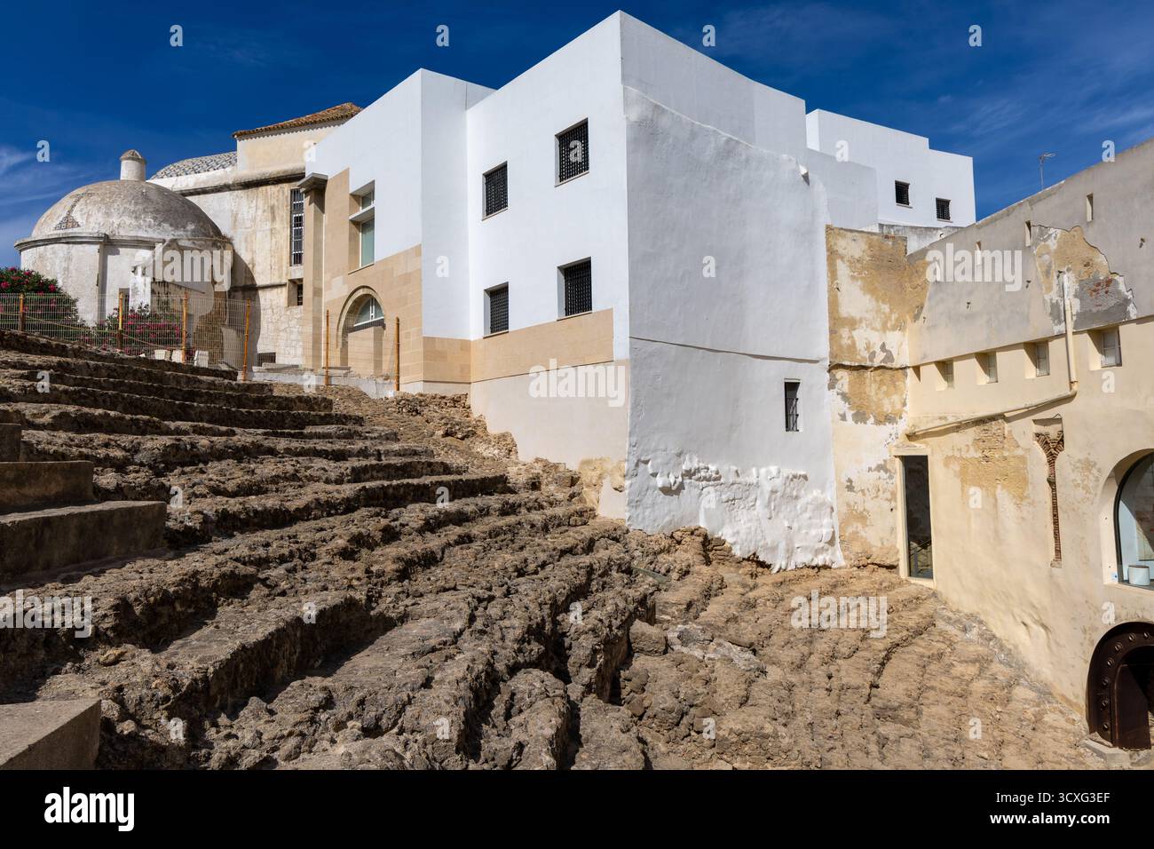 Ein altes historisches Theater inmitten einer Stadt, umgeben von Häusern. Dieses Wahrzeichen wurde tagsüber fotografiert. Teatro Romano de Cdiz, Andalusien Stockfoto
