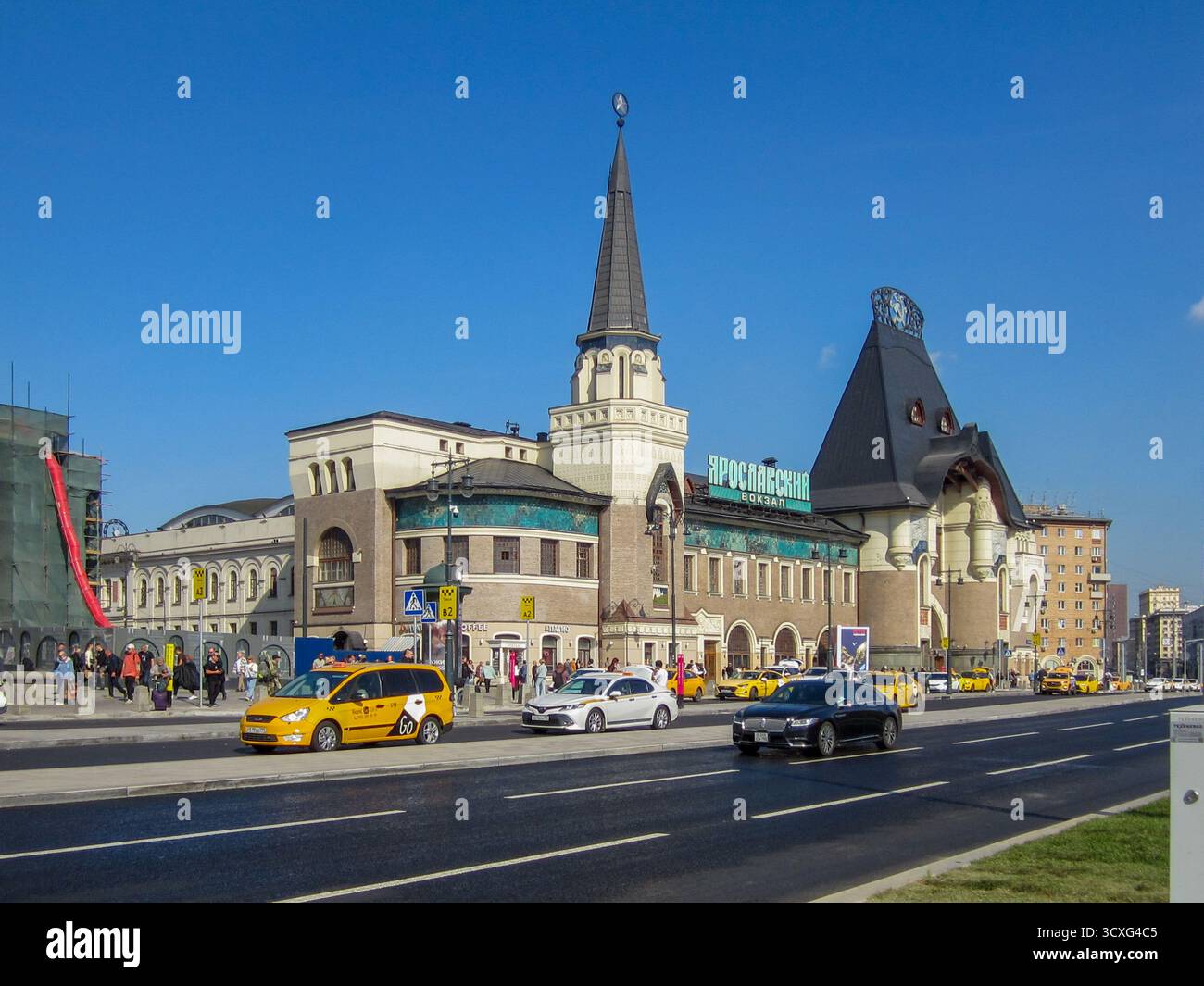 Moskau, Russland, 15. September 2025: Die historische Fassade des Bahnhofs Jaroslawski in Moskau, ein architektonisches Denkmal und Tor zu Transsiber Stockfoto