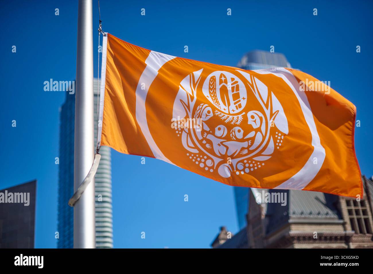 Die Wahrheits- und Versöhnungsflagge am Halfmast am Nathan Phillips Square der Stadt Toronto. Stockfoto