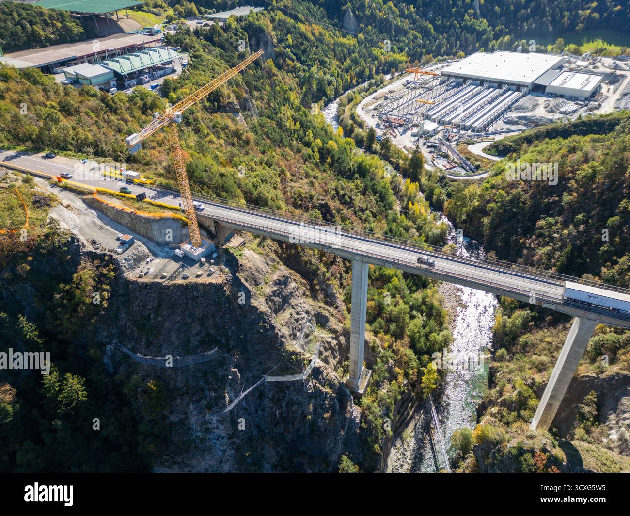Brenner Basistunnel „BBT“ Baustelle in Varna, Südtirol, mit Kränen und Maschinen vor der atemberaubenden Kulisse der Alpen. Stockfoto