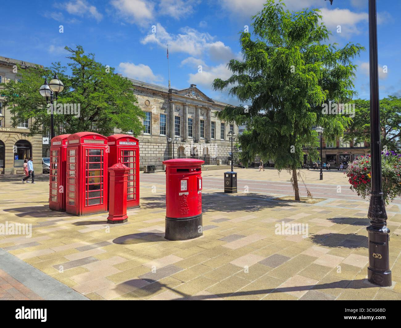 Rote Telefon- und Postfächer am Marktplatz, Stafford Town Centre, Stafford, Staffordshire, England, UK - Smartphone-aufgenommenes Stockfoto
